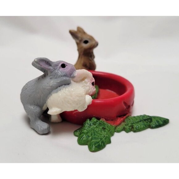 Schleich 2012 Miniature Rabbit Figurine Trio With Red Bowl & Green Vegetables - Picture 5 of 7